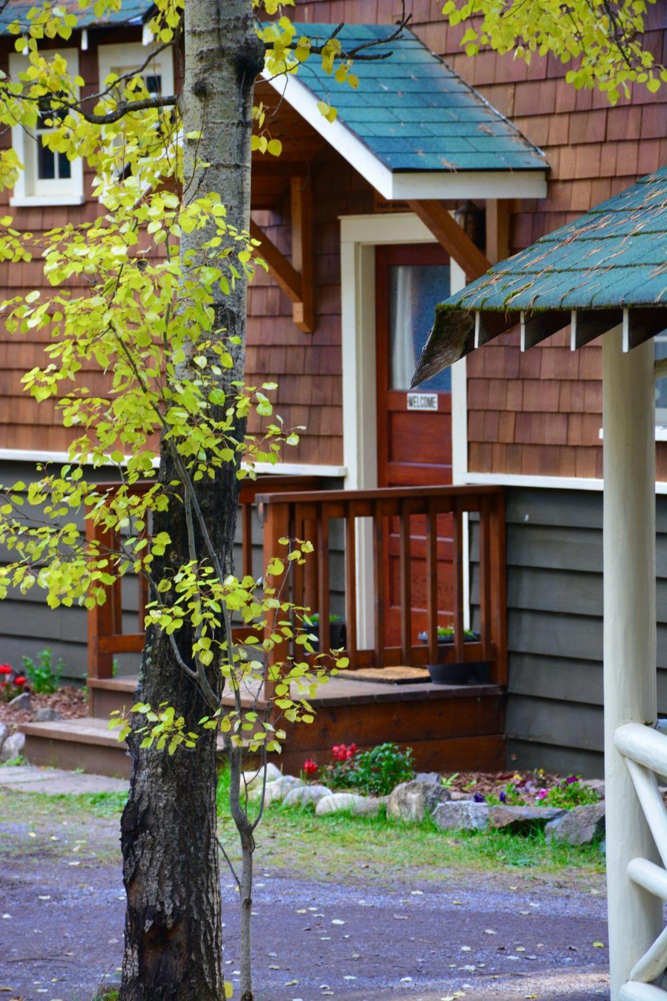 Johnston Canyon Lodge & Bungalows Castle Junction Exterior photo